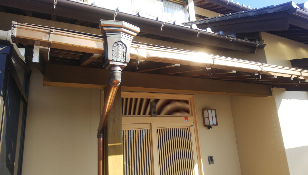 戸建住宅「その他」の施工事例04：玄関前の雨樋をいぶし銅の雨樋に交換